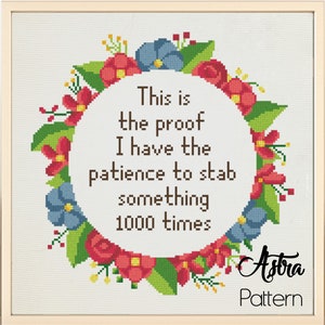 K&ouml;nnte beinhalten: Kreuzstichmuster mit einem Blumenkranz, der den Text "This is the proof I have the patience to stab something 1000 times" umgibt. Der Text ist in Braun und der Kranz ist in Rot-, Gr&uuml;n- und Blaut&ouml;nen gehalten. Das Muster ist mit "Astra Pattern" beschriftet.