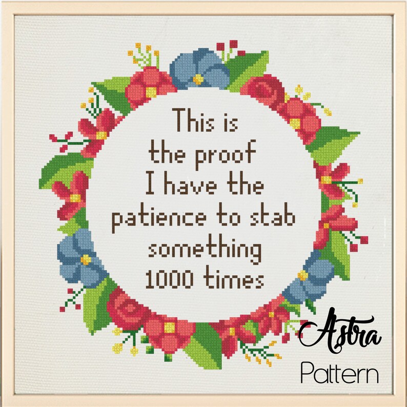 K&ouml;nnte beinhalten: Kreuzstichmuster mit einem Blumenkranz, der den Text "This is the proof I have the patience to stab something 1000 times" umgibt. Der Text ist in Braun und der Kranz ist in Rot-, Gr&uuml;n- und Blaut&ouml;nen gehalten. Das Muster ist mit "Astra Pattern" beschriftet.