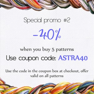 Op de afbeelding: Een witte achtergrond met kleurrijk borduurgaren rondom een blauwe en witte tekstafbeelding die "Speciale promotie #2 -40% bij aankoop van 5 patronen Gebruik couponcode: ASTRA40 Gebruik de code in het couponvak bij het afrekenen, aanbieding geldig voor alle patronen" luidt.