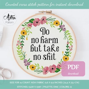 Może przedstawiać: Wzór na haft krzyżykowy z wieńcem kwiatowym i tekstem "Do no harm but take no shit". Wzór jest przeznaczony dla tkaniny Aida 14-count i ma wymiary 9,6 x 9,9 cala (24,4 x 25,1 cm). Zawiera 12 kolorów i 134 ściegi szerokości i 139 ściegów wysokości.