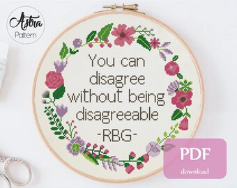Può includere: Schema di punto croce con una ghirlanda di fiori e la citazione "You can disagree without being disagreeable -RBG-" in uno schema di colori rosa e viola. Il modello è per tessuto Aida a 14 punti e misura 9,6 pollici per 9,6 pollici.