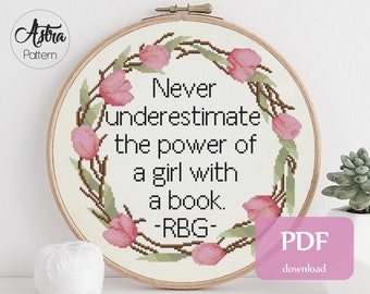 Può includere: Schema a punto croce con la citazione "Never underestimate the power of a girl with a book - RBG". Il design include una ghirlanda floreale con fiori rosa. Lo schema è per un progetto di 24,1 x 24,1 cm.