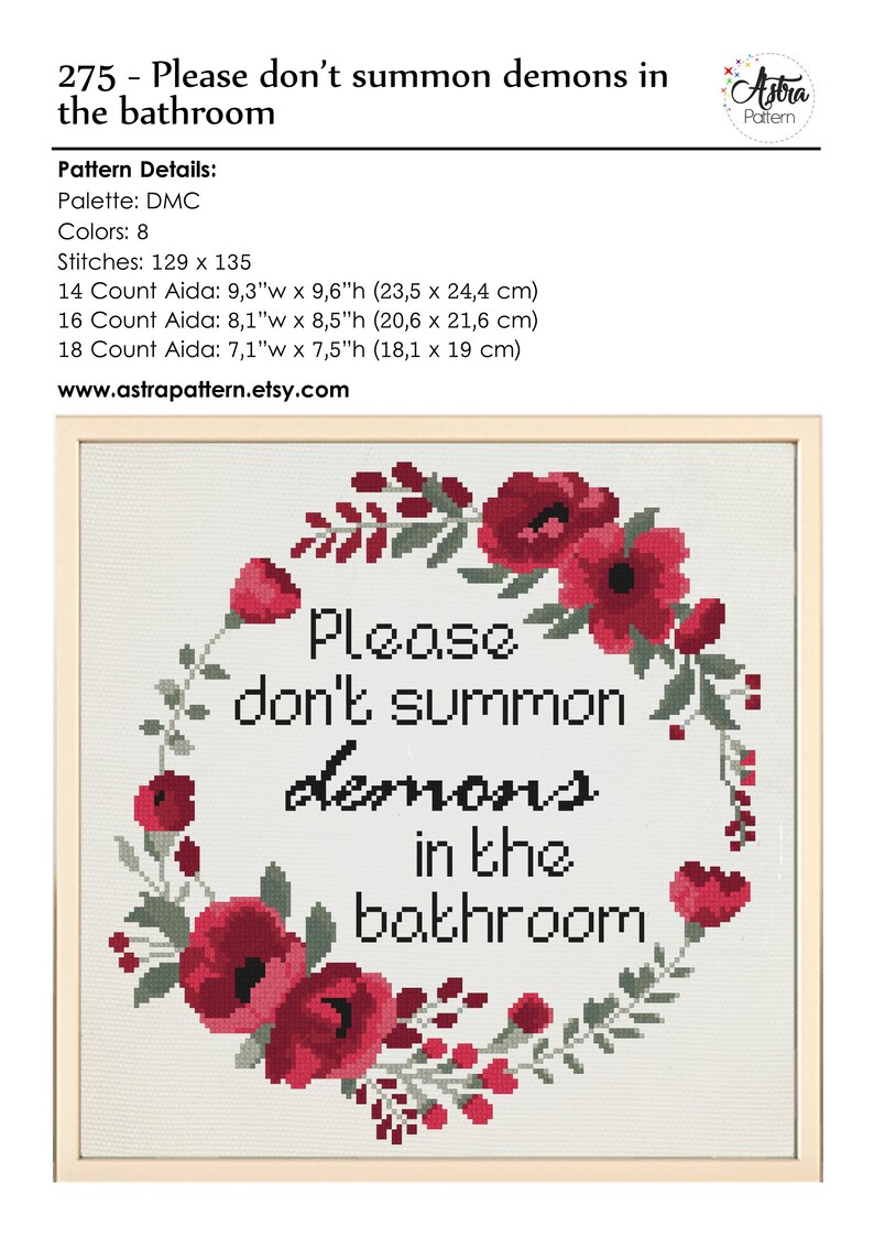 Op de afbeelding: Borduurpatroon met een bloemenkrans met rode bloemen en groene bladeren. De tekst "Please don't summon demons in the bathroom" staat in het midden van de krans.