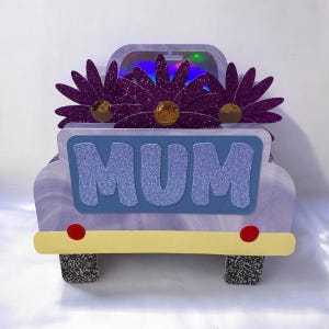 Camion maman, carte de boîte de voiture 3D. Cadeau pour un anniversaire, la fête des mères, une carte d'examen de conduite réussie. Toutes les occasions.