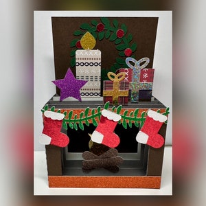 Carte de cheminée de Noël. Bas, couronne, bougie, cadeaux. Noël 3D, carte pop-up. Décoration de fête. Carte de voeux de Noël.