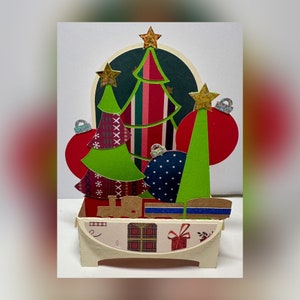 Carte d'arbres de Noël. Arbre, boules, train. Noël 3D, carte pop-up. Décoration festive. Carte de voeux de Noël.