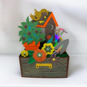 Carte de jardin 3D.  Jardinière, carte pop-up de jardinage. Fleurs / Nature / Plantes / Main verte / Oiseaux. Anniversaire / anniversaire.
