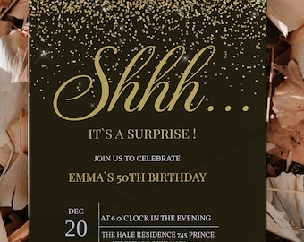 Könnte beinhalten: Eine schwarze und goldene Einladungskarte für Emmas 50. Geburtstag mit dem Text "Shhh... Es ist eine Überraschung!" Die Karte liegt auf einem Hintergrund aus getrockneten Blättern. Das Datum ist der 20. Dezember 2023.