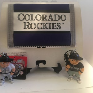 J.F. Sports Colorado Rockies Cartera triple y par de llaveros Colorado Rockies Lil" Brad
