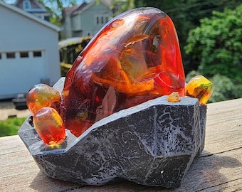 Amber w/ Plaque - Legend of Zelda: Breath of the Wild / Tears of the Kingdom - Real Amber in Ore Base.