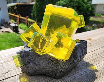 Topaz w/ Plaque - Legend of Zelda: Breath of the Wild / Tears of the Kingdom - Real Topaz in Ore Base.