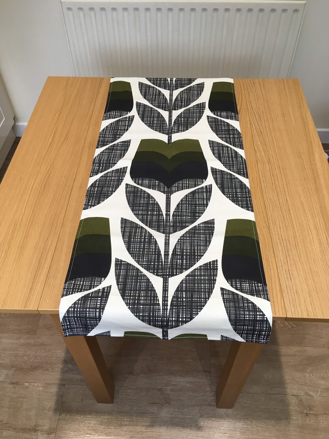 Orla Kiely Table Runner. Environ 107cm x 43cm. Rosebud Moss Etsy