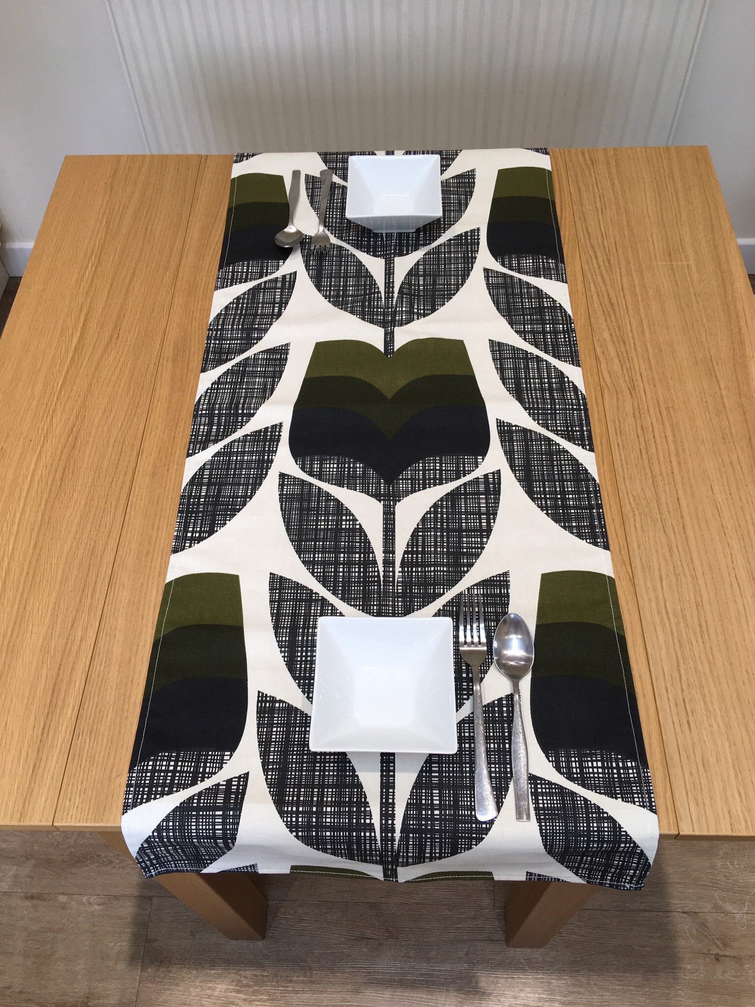 Orla Kiely Table Runner. Environ 107cm x 43cm. Rosebud Moss Etsy