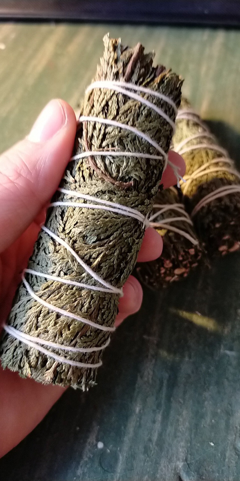 Bâton de Fumigation Réalisé avec Des Feuilles Cèdre Séchées