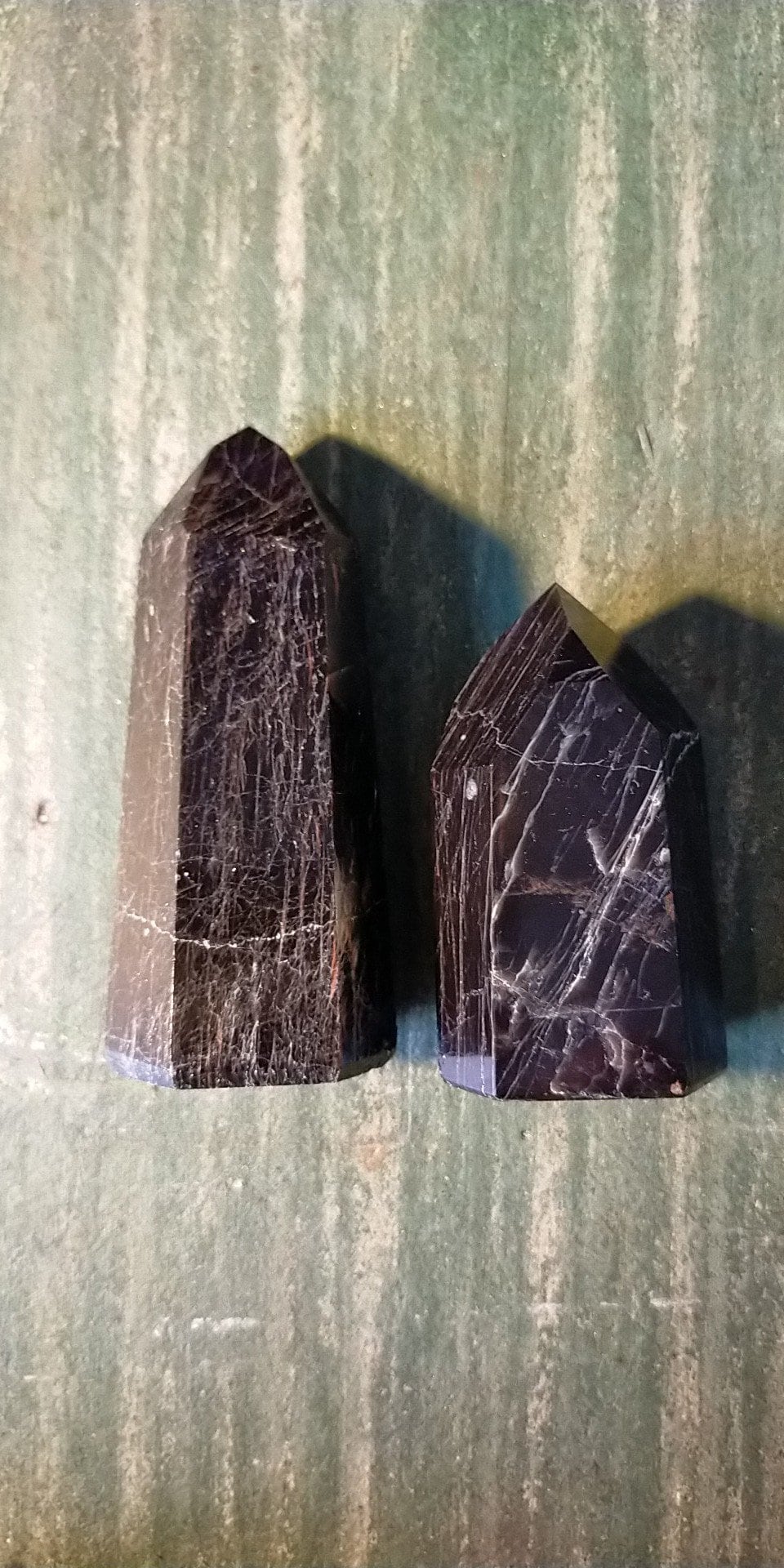 Tourmaline Noire Taillée et Polie en Forme de Tour Protection