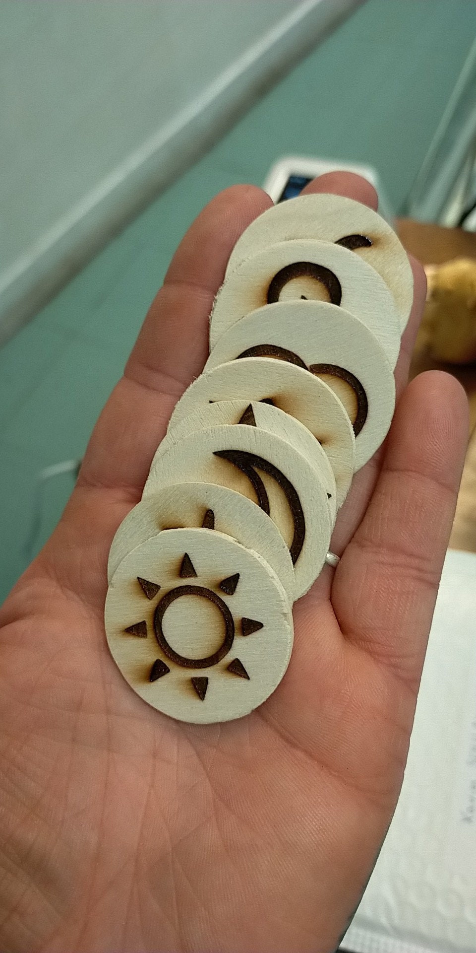 Tirage et Interprétation Des Runes de Sorcière Avenir Argent Bonheur Famille Amour Santé