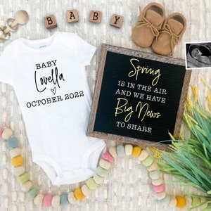 Anúncio digital de gravidez para mídias sociais - Anúncio revelador de bebê de primavera esperando - Personalize - Flat Lay - Onesie Letter Board Baby