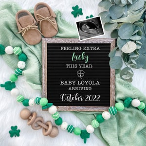 Anúncio digital de gravidez da sorte do Dia de São Patrício para mídias sociais Bebê revela expectativa-personalização- quadro de carta plano para bebê