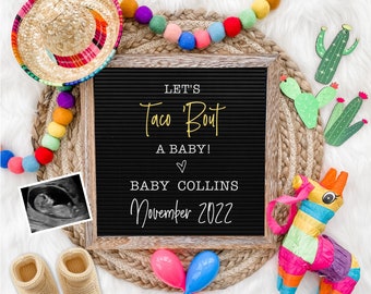 Può includere: Una lavagna nera con il testo "Let's Taco 'Bout A Baby! Baby Collins November 2022" in lettere dorate. La lavagna è circondata da decorazioni colorate, tra cui un sombrero, una piñata e cactus.