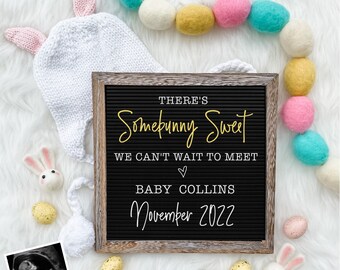 Peut inclure: Un tableau d'affichage noir avec le texte "There's Somebunny Sweet We Can't Wait To Meet Baby Collins November 2022". Le tableau est entouré de boules de feutre blanches, roses, jaunes et bleues et d'un bonnet de lapin blanc tricoté avec des oreilles roses. Il y a aussi une image d'échographie noir et blanc d'un bébé.
