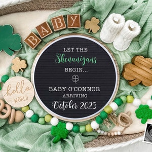 Anúncio digital de gravidez do Dia de São Patrício para mídia social - Revelação do bebê - Amuleto da sorte - Flat Lay-Letter Board Baby - Shenanigans