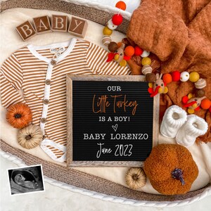 Anuncio de embarazo digital de Acción de Gracias para las redes sociales -Gender Baby Reveal Fall Autumn-Personalize -Boy-Letter Board Baby Announcement