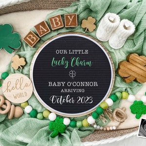 Anúncio digital de gravidez do Dia de São Patrício para mídia social - Revelação do bebê - Amuleto da sorte - Flat Lay-Letter Board Baby - Shenanigans