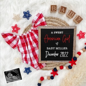 Vierde juli meisje zwangerschap aankondiging digitaal voor sociale media -babyaankondiging- Het is een meisje -Gender Reveal - 4 juli -Memorial Day