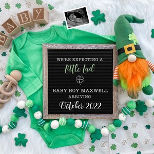 Anuncio digital del embarazo del Día de San Patricio para el bebé de las redes sociales revela la espera-personalización- plano lay-Onesie Letter Board Baby