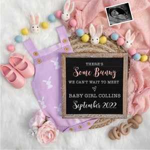 Anuncio de embarazo digital de Pascua para las redes sociales Baby Girl Reveal Expecting-Personalize- Flat Lay-Onesie Letter Board Baby