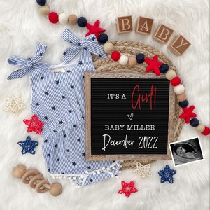 Vierde juli meisje zwangerschap aankondiging digitaal voor sociale media -babyaankondiging- Het is een meisje -Gender Reveal - 4 juli -Memorial Day