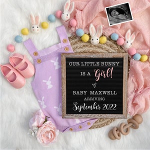 Anuncio de embarazo digital de Pascua para las redes sociales Baby Girl Reveal Expecting-Personalize- Flat Lay-Onesie Letter Board Baby