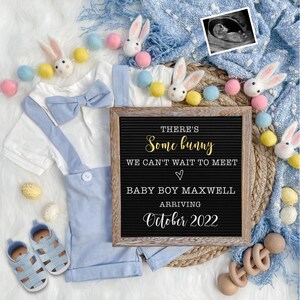 Anuncio de embarazo digital de Pascua para las redes sociales Baby Boy Revela Esperando-Personalizar- Plano Lay-Onesie Letter Board Baby