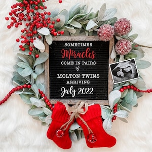 Anuncio de embarazo digital de gemelos de Navidad para las redes sociales - Anuncio de revelación de bebés en espera- Baby Boy Girl- Tablero de cartas
