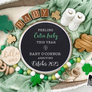 Anúncio digital de gravidez do Dia de São Patrício para mídia social - Revelação do bebê - Amuleto da sorte - Flat Lay-Letter Board Baby - Shenanigans
