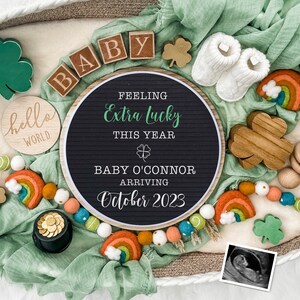 Anúncio digital de gravidez do bebê arco-íris do Dia de São Patrício para mídias sociais - revelação do bebê - amuleto da sorte - placa plana com letras para bebê