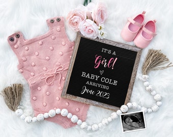 Puede incluir: Un pelele de bebé de punto rosa con lunares blancos, un tablero de letras con el texto "It's a Girl! Baby Cole Arriving June 2023", un par de zapatos de bebé rosas y una guirnalda de cuentas blancas con una imagen de ultrasonido en blanco y negro.