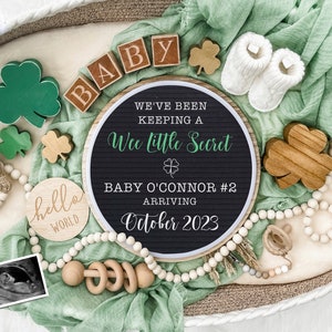Anúncio digital de gravidez do Dia de São Patrício para mídia social - Revelação do bebê - Amuleto da sorte - Flat Lay-Letter Board Baby - Shenanigans