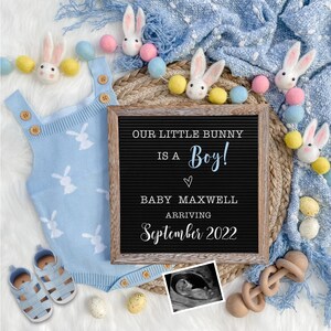 Anuncio de embarazo digital de Pascua para las redes sociales Baby Boy Revela Esperando-Personalizar- Plano Lay-Onesie Letter Board Baby