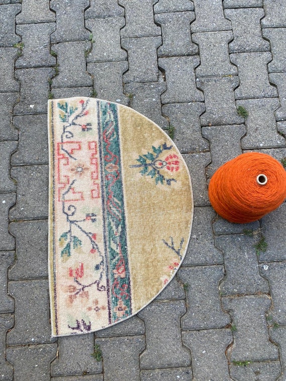 ヴィンテージ半円型トルコラグ：小さなウール花柄ドアマット（1.6 x