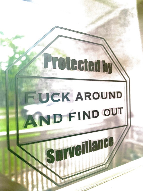 Honey Dew Gifts Metallschild – 'Protected By Fuck Around And Find Out', 30,5x22,9 Cm, USA
