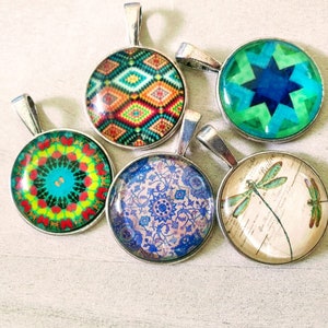 5 pendants with silver-colored bases and 25 mm cabochons