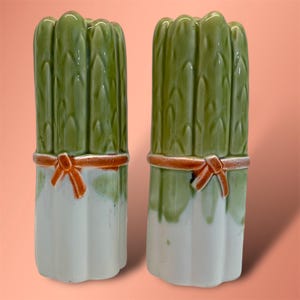 Vintage set of Ceramic Asparagus Salt and Pepper Shakers. Beautiful Farmhouse Decor, Thanksgiving Table Decor, Fall Harvest. Height 5.25 in