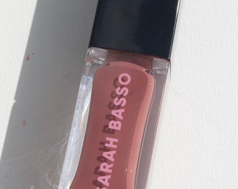 Lip Hug Lip Gloss in Nellie