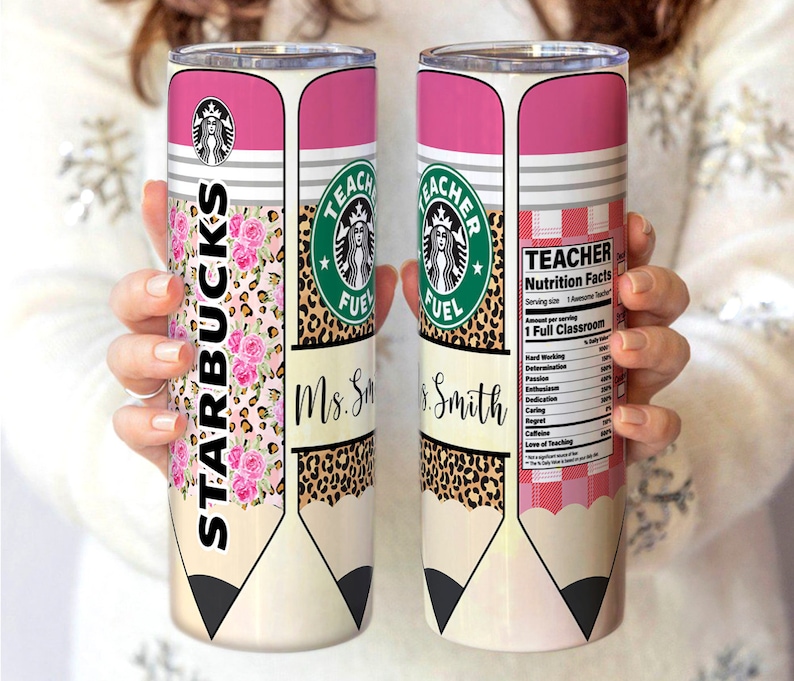Op de afbeelding: Een roestvrijstalen tumbler met een roze, wit en zwart ontwerp. De tumbler heeft een potloodontwerp met de woorden "Starbucks" en "Teacher Fuel" erop. De tumbler heeft ook een voedingswaarde-etiket met de tekst "Teacher Nutrition Facts".