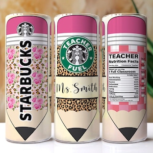 Op de afbeelding: Drie roze en witte tumbler bekers met een potloodontwerp. De eerste beker heeft een bloemen- en luipaardprint met de tekst "STARBUCKS". De tweede beker heeft een luipaardprint met de tekst "TEACHER FUEL" en "Ms. Smith". De derde beker heeft een rood-wit geruit patroon met de tekst "TEACHER Nutrition Facts" en een lijst met leraar kwaliteiten.