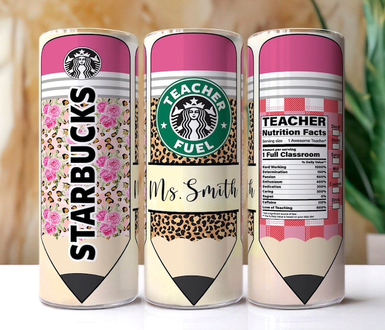 Op de afbeelding: Drie roze en witte tumbler bekers met een potloodontwerp. De eerste beker heeft een bloemen- en luipaardprint met de tekst "STARBUCKS". De tweede beker heeft een luipaardprint met de tekst "TEACHER FUEL" en "Ms. Smith". De derde beker heeft een rood-wit geruit patroon met de tekst "TEACHER Nutrition Facts" en een lijst met leraar kwaliteiten.