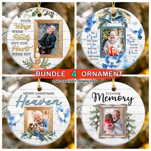 Pode incluir: Conjunto de quatro ornamentos redondos de cerâmica com fundo branco e borda dourada. Cada ornamento apresenta um design diferente com uma moldura de fotos no centro. O primeiro ornamento apresenta um design com folhas verdes e o texto "Your Wings Were Ready But Our Hearts Were Not". O segundo ornamento apresenta um design com pássaros azuis e o texto "My Mind Still Talks To You And My Heart Still Looks For You". O terceiro ornamento apresenta um design com pássaros azuis e o texto "Merry Christmas In Heaven". O quarto ornamento apresenta um design com flocos de neve brancos e o texto "In Loving Memory".