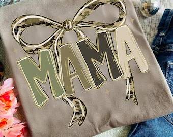 Polująca mama w kamuflażu kokietka w stylu western vintage PNG, retro żona myśliwska w trudnej sytuacji uniwersytecki kowboj, kamuflaż w kratkę, przytulny sezon w kamuflażu