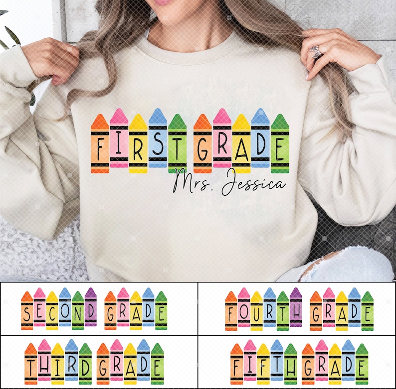 Op de afbeelding: Een wit sweatshirt met een kleurrijk ontwerp van kleurpotloden met de tekst "FIRST GRADE" en "Mrs. Jessica". Er zijn ook ontwerpen voor de tweede, derde, vierde en vijfde klas.